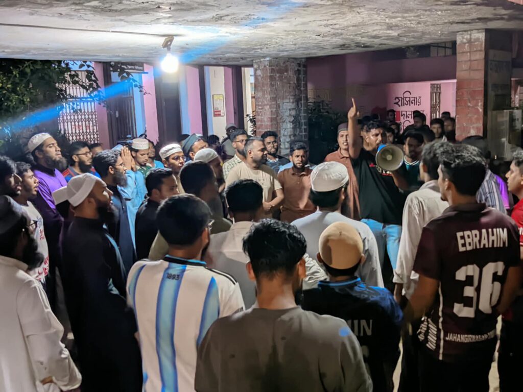 ‎মহানবীকে নিয়ে কটূক্তির প্রতিবাদে জাবিতে বিক্ষোভ, চার দফা দাবি ‎