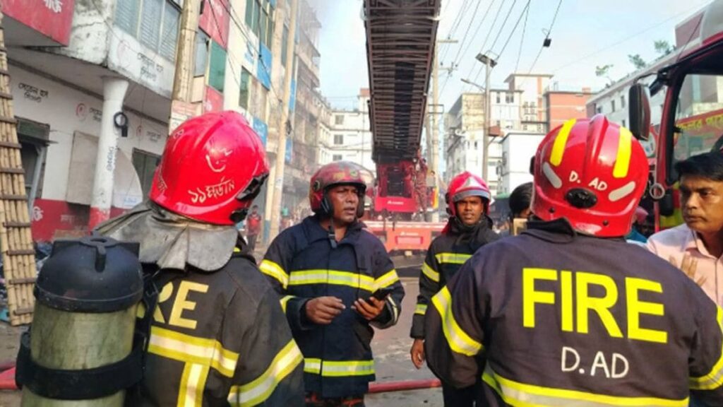গাজীপুরে গার্মেন্টসে আগুন, নিয়ন্ত্রণে ৬ ইউনিট amardesh_fire_gazipur-H-6200d2.og-image-a12e3c