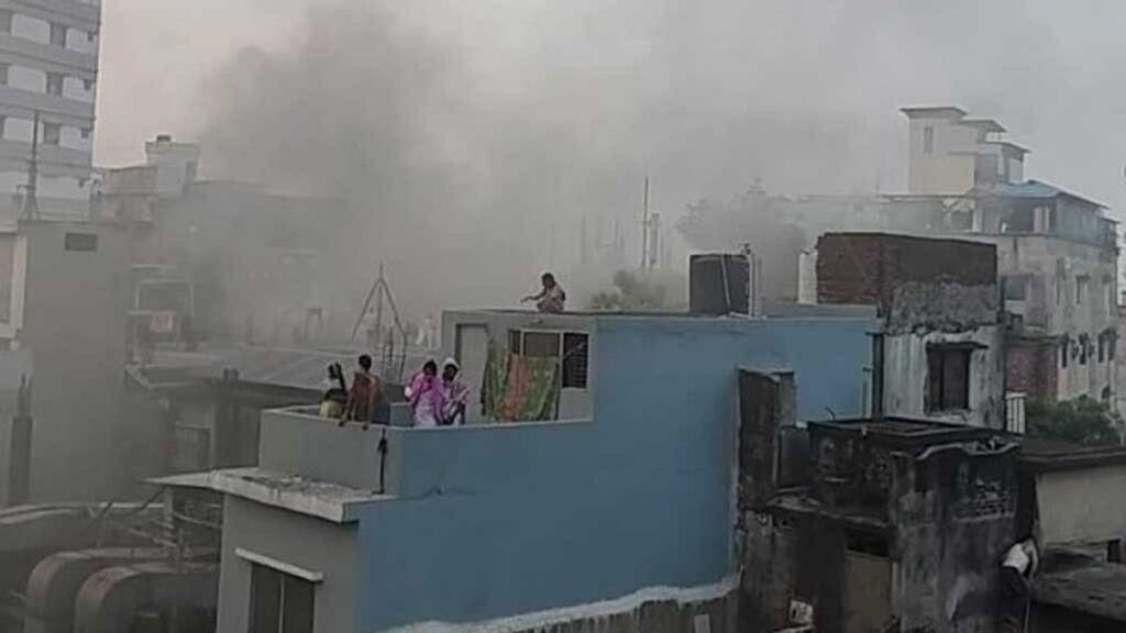 chakbazar-khan-market-fire-12102026