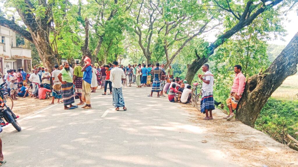 চাঁপাইনবাবগঞ্জ: মধ্যরাতে সারিতে দাঁড়িয়েও সার পাচ্ছেন না কৃষক chapai