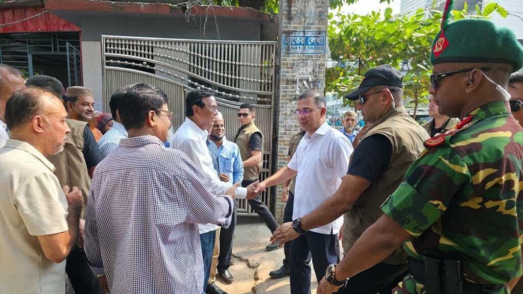 ডেঙ্গু প্রতিরোধ কার্যক্রম দেখতে আজিমপুর-ধানমন্ডিতে প্রধানমন্ত্রী dengue-tarique-rahman-171026-01
