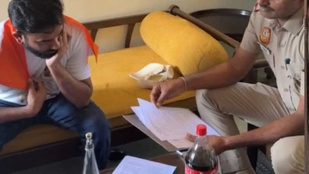 ককরোচ প্রধান দীপকের বাড়িতে পুলিশ, তিরঙ্গা যাত্রা না করার নোটিশ dipke-police-161026-01