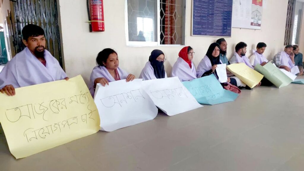 মধ্যরাতে নিয়োগপত্র পেলেন কাফনের কাপড় পরে আন্দোলনে বসা ২০ প্রার্থী mymnsh_JFBlkVA_ktCvjL5