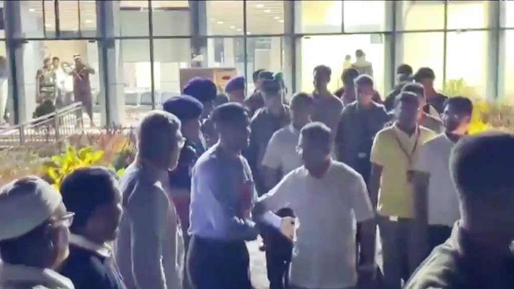 বিমানবন্দরের ভিডিও ‘ভাইরাল’, রাজশাহী বিভাগীয় কমিশনারকে ওএসডি rajshahi-vc-osd-211026-01